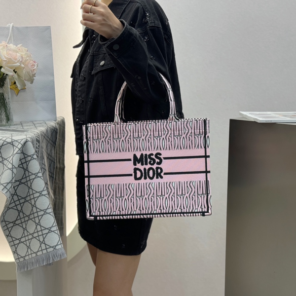 디올 화이트 & 페일 핑크 Miss Dior Allover 자수 북 미듐 토트백
